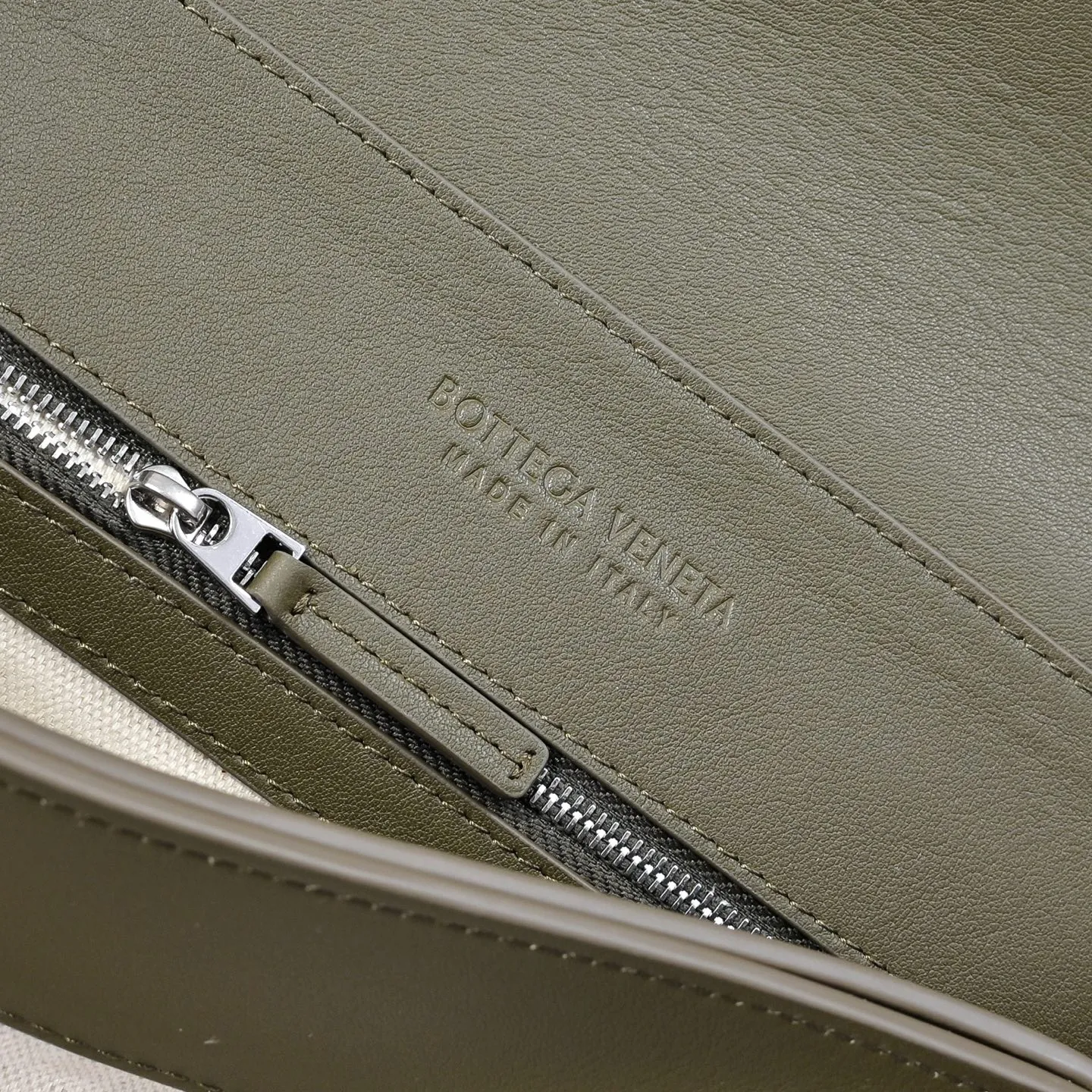 Batch 2460 #BV new men's Andiamo can be carried hand-held, on the shoulder or cross-body. It is a fashionable and versatile men's bag. The combination of lntrecciato woven iconic elements and smooth leather creates a unique cool style😎 The subtle luster and natural texture of the calfskin are high-end and fashionable. The flip-top design Knot shoulder straps and tough full leather shoulder straps are more private and can be used in more ways. No matter the size, it can accommodate a laptop, and it can be easily handled for daily commuting, business trips or travel. Model: 7715 Size: 37x26x13